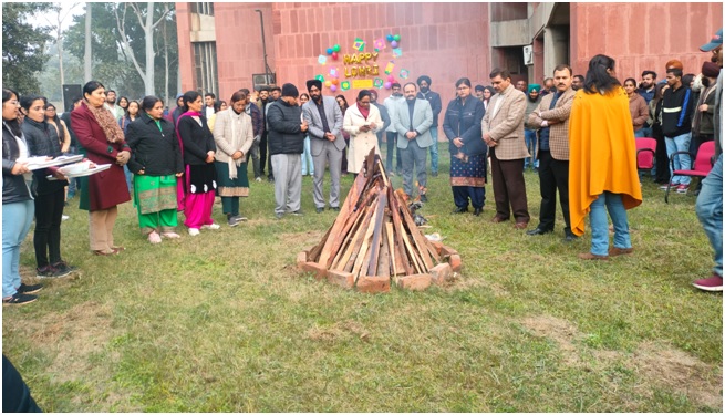 12 जनवरी, 2024 को पंजाब यूनिवर्सिटी के डिपार्टमेंट ऑफ यूनिवर्सिटी बिजनेस स्कूल (यूबीएस) में लोहड़ी उत्सव वास्तव में एक जीवंत और यादगार कार्यक्रम था।